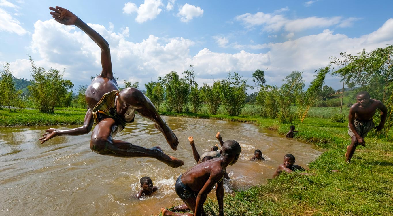 בונים בתי בוץ ברואנדה